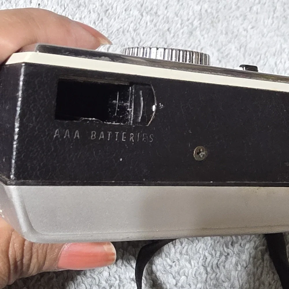 Vintage 1960's Kodak Instamatic 154 Film Camera